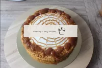 The top of the cake can be decorated with caramel....