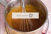 Sauce caramel prête. Retirez-le du feu, versez-le ...