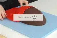 Couvrez le bas de l'œuf-gâteau, plantez, coupez le...