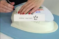 Cover the top and center of the cake with white ma...