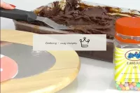 Para o ganache, coloque o chocolate em uma tigela ...