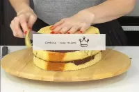 Mit einem großen Messer beginnen Sie, den Kuchen a...