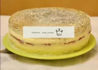 最後のポピーケーキを上に置き、残りのクリームでケーキの上部と側面にグリースを塗ります。...