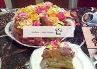 Un délicieux gâteau aux fruits décoré, imbibé de c...