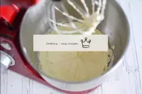 柔軟的黃油用糖粉攪拌機攪拌至郁郁蔥蔥。...