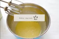 在攪拌機的碗中，我們喝糖，加入雞蛋和植物油，高速攪拌以溶解糖並獲得均勻的質量。...