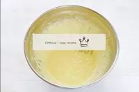 糖漿需要在花冠和碗壁之間用細細的噴墨倒入碗中，這樣可以降低蛋黃的鞭打速度，並隨著糖漿的加入而逐漸提高...