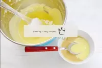 在融化的明膠中加入一些蛋奶油，將其攪拌並倒入碗中，然後再攪拌一次。...