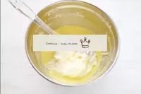 用浸泡攪拌機軟化奶油奶酪，加入蛋奶油。用鏟子進一步攪拌。輕輕地摩擦這個質量。...