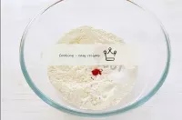 在一個單獨的碗裏，攪拌面粉，刀尖上的可可粉，少許鹽，幹水溶性紅色染料約1/3小時。染料的數量取決於面...