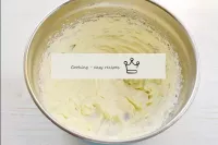 將奶油奶酪放入攪拌機碗中，然後在略微一半的糖粉中浸泡，然後高速攪拌直至粉末溶解。奶油變得柔軟。...