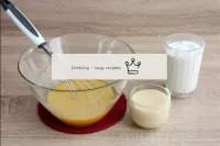 Añadir la leche condensada y la crema agria, revol...