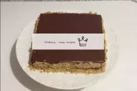 自宅では、また、クリームとレニングラードのケーキの側面をコート。切っていない樹皮をパン粉に分割し、そ...