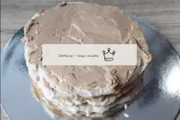 私たちはクリームでケーキを塗ります。...