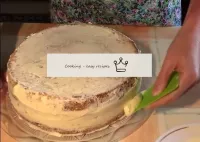 Rivestire la torta con uno strato di crema oleosa ...