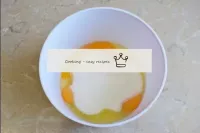 Mezclar los huevos con azúcar. ...