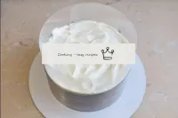 サワークリームは通常液体です。したがって、ケーキが均一であり、ケーキが端に沿って分散しないように浸さ...