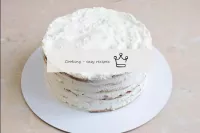 С пропитанного торта снимите кольцо. ...