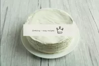 Bedecke den Kuchen auch oben und seitlich mit eine...