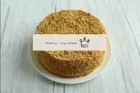 Betäuben Sie den ganzen Kuchen mit zerkleinerten K...