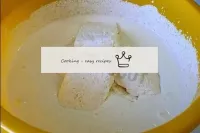 Para la crema batir la crema agria con azúcar, aña...