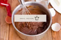 Nous mettons une casserole de crème chocolatée sur...