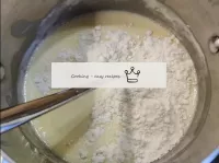 Añadir harina y vainilina a la crema. Mezclar cuid...