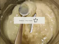 当奶油的稠度变得足够厚并且勺子的凹槽可以区分很长时间时，奶油就准备好了。这样的奶油可以完美地保持形状...
