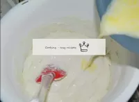 Die Butter mit der Milch separat zum Kochen bringe...