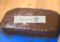 Rivestiamo la torta di cioccolato su tutti i lati....