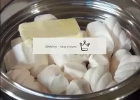 同時，我們準備乳房-在蒸汽浴中，我們用黃油融化marshmallow。...