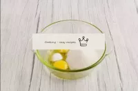 在一个碗里，用花冠鞭打一个带有糖和香草糖的鸡蛋，直到均匀。在使用前一定要洗蛋，因为即使在看似干净的壳...