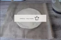 We take a baking sheet, draw a circle. I have 24cm...