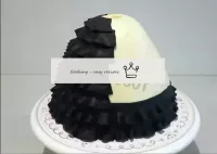 ケーキの全体の円周に沿ってベースにケーキの上に2列のフリンジを置く必要があります。...