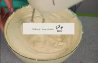 Fouetter la crème avec le lait condensé dans un bo...