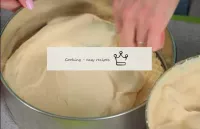 开始收集蛋糕。为此采取圆形的形状与侧面。将第一个纯华夫饼奶油放在模具的底部，然后在上面放置大约三汤匙...