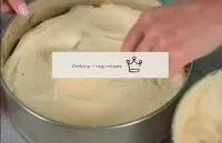 将煮熟的奶油块放在大约3汤匙的奶油上，再分成一层均匀。...