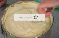 将大约3汤匙煮熟的奶油放在奶油的顶部，然后以均匀但浮雕的层分布。可以用叉子或奶油喷嘴制作图案。你可以...
