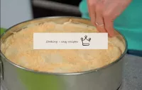 用攪拌機或其他方式將華夫餅奶酪切碎，然後將組裝好的蛋糕放在上面。如果你更喜歡表面上奶油的圖案，你可能...