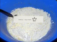ふるった小麦粉を注ぎ、スプーンでやさしく生地をかき混ぜる。酢漬けのソーダを加えて混ぜる。...