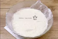 为了防止奶油被硬皮覆盖，您需要从上方盖上保鲜膜，使其紧紧地躺在奶油上。将奶油冷却至室温。从冰箱里取出...