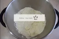 Luego mezcle la harina con la mantequilla. Debería...