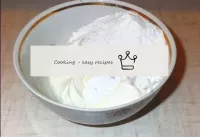 Solange der Biskuit abkühlt, kochen wir die Creme....