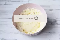 Butter bei Raumtemperatur mit einem Mixer bis zur ...