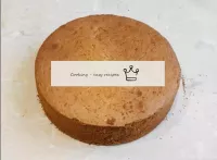 Retire la galleta terminada del molde y enfríe com...