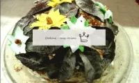 Decoramos o bolo com folhas, flores de maçarico e ...