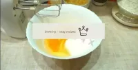 Uova con zucchero, allo stato di schiuma esuberant...