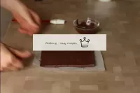Наріжте коржі на розмір торта. Розтопіть шоколад д...