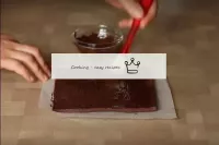 用巧克力冲洗一侧的软糖（它将是底部），然后让巧克力结冰。...