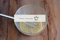 在一个碗里，连接鸡蛋和糖，搅拌至均匀。...